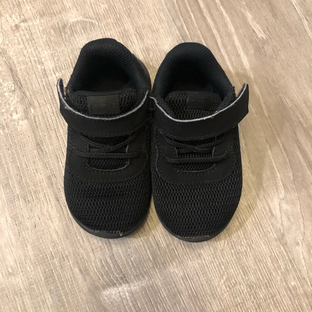 Nike toddler sneaker size 5c, black